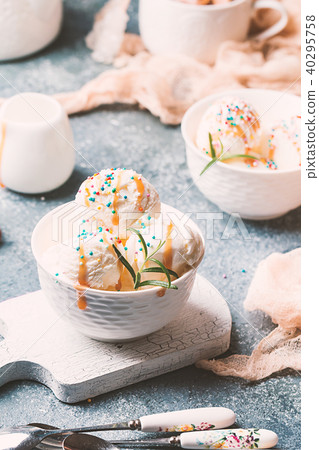 Homemade Organic Vanilla Ice Cream with Mint Homemade Organic Vanilla Ice Cream with Mint 40295758