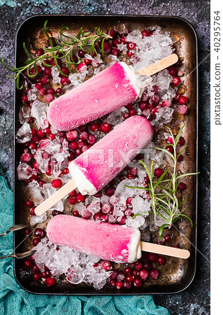 Top view pink cranberry popsicle 40295764