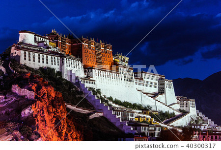 Night Scene of Potala Palace in Lhasa, Tibet Night Scene of Potala Palace in Lhasa, Tibet 40300317
