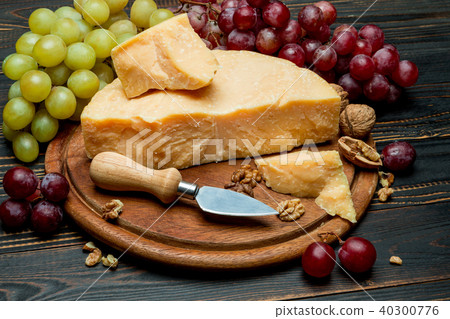 pieces of parmesan or parmigiano cheese and grapes 40300776