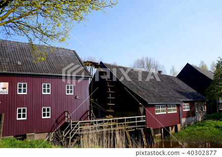 荷蘭梵高畫的Watermill 40302877