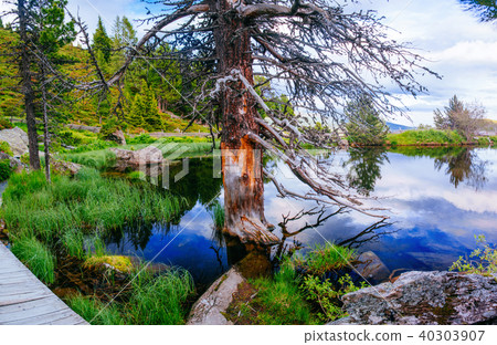 lake between mountains  40303907