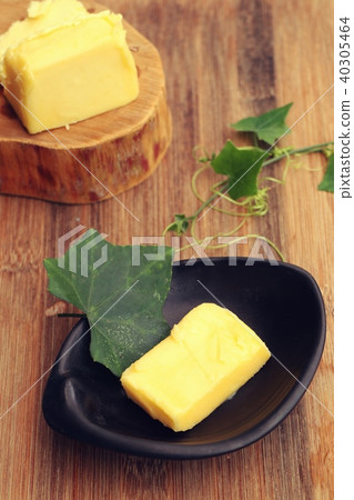 Cubes melted yellow butter 40305464