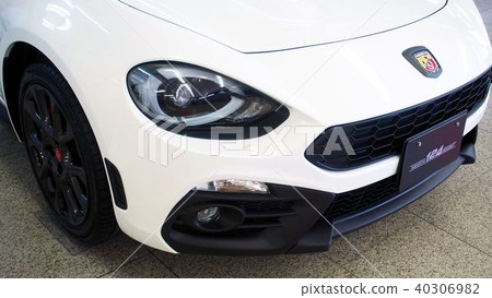 ABARTH 124 spider-4Abarth 124 spider from an angle 40306982