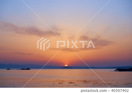 在千葉縣坂田海灘立山灣的朝日 在千葉縣坂田海灘立山灣的朝日 40307402