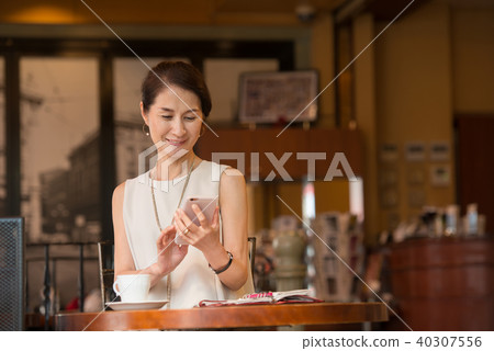 中間業務女人形象 40307556