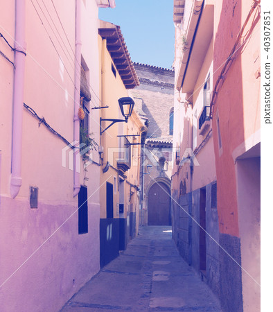 Narrow street at old spanish town. Tarazona 40307851