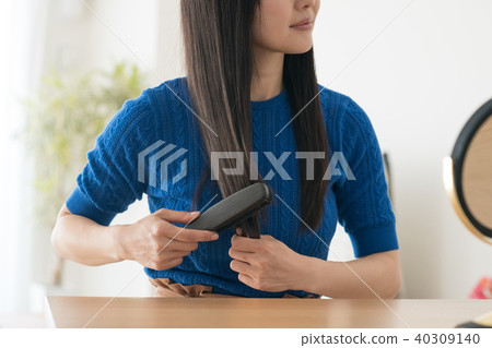 有梳頭髮的長的頭髮的日本婦女 40309140