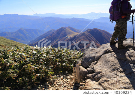 在Tanigawadake Sadono小屋附近的Tenjin Zange岩石和Tenjin廣場表面的視圖 40309224