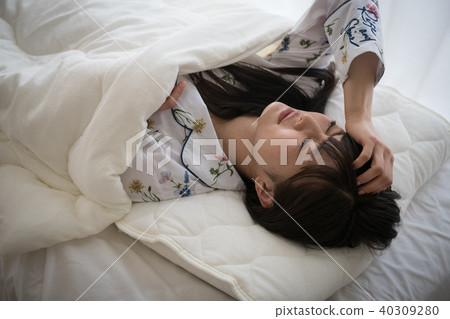 一個不能起床的年輕女子 一個不能起床的年輕女子 40309280