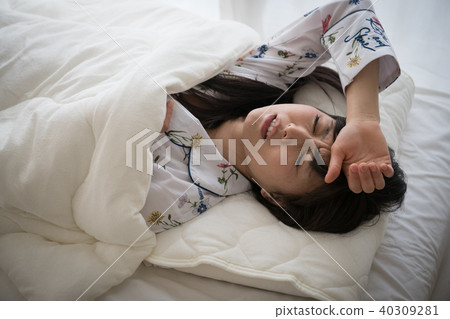 年輕女子很難起床 年輕女子很難起床 40309281