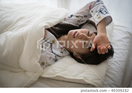 很難起床的年輕女子 很難起床的年輕女子 40309282