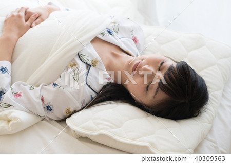 睡覺的年輕日本女人 睡覺的年輕日本女人 40309563