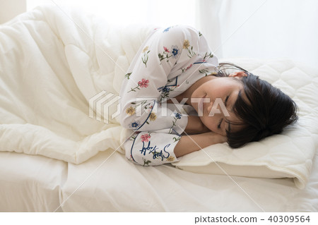 一個年輕的日本女人睡覺 一個年輕的日本女人睡覺 40309564
