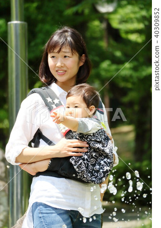 Mom and baby play with water 40309852