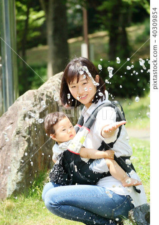 Mom and baby play with water 40309854