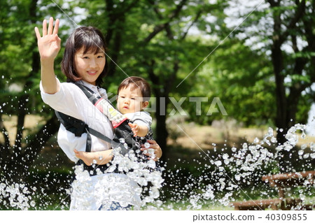 Mom and baby play with water 40309855
