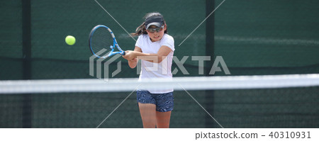 女子青少年網球運動員反手擊球 40310931