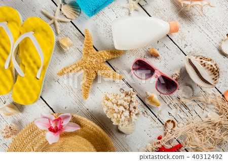 Beach accessories placed on white wooden planks Beach accessories placed on white wooden planks 40312492