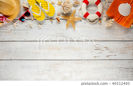 Beach accessories placed on white wooden planks Beach accessories placed on white wooden planks 40312493