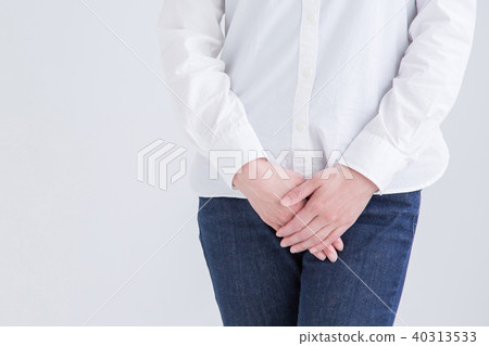 The person who holds the crotch The person who holds the crotch 40313533
