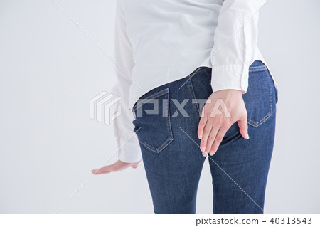 女人抱著她的屁股 女人抱著她的屁股 40313543