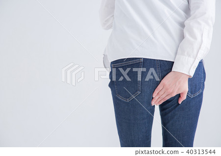 女人抱著她的屁股 女人抱著她的屁股 40313544