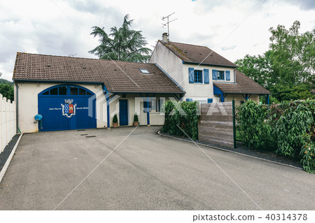 gate to the estate of the winemaker 40314378