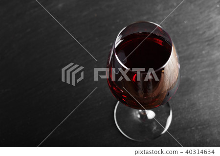 red wine in a glass 40314634