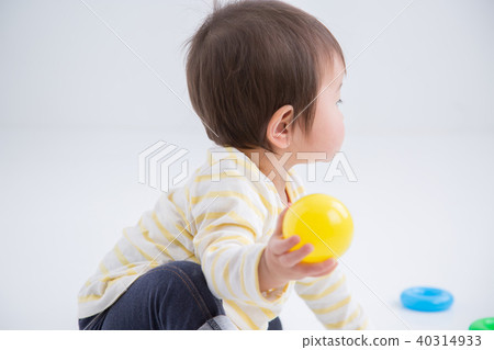 Baby playing with ball 40314933