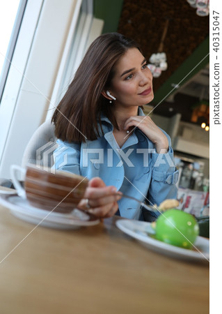 Attractive young woman sitting in cafe. 40315047