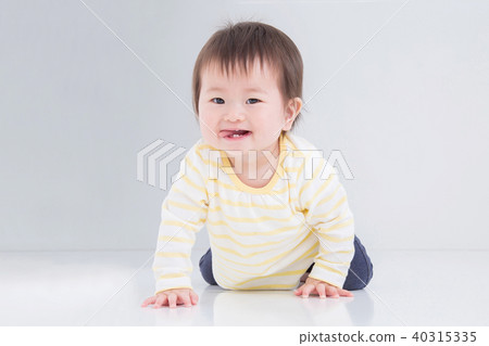 Crawling baby 40315335