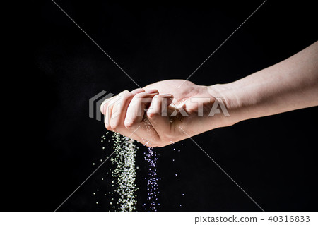 手抓沙子 40316833