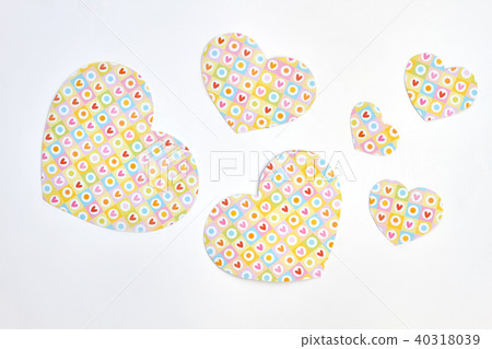 Paper figures in shape of hearts. 40318039