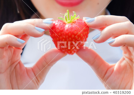 Heart of strawberry 40319200