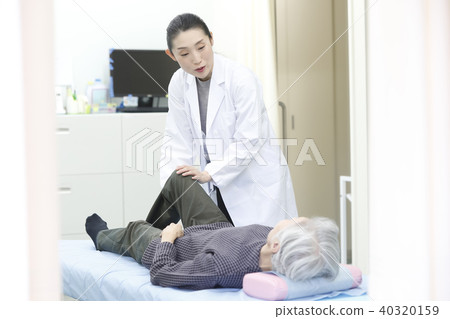 Hospital examination female doctor Hospital examination female doctor 40320159