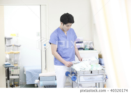 Hospital treatment room male nurse 40320174