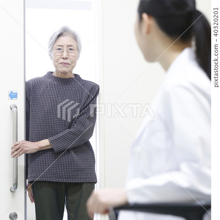 醫院檢查女醫生和高級女人 40320201