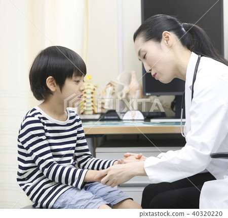 Medical examination Female doctor and boy 40320220
