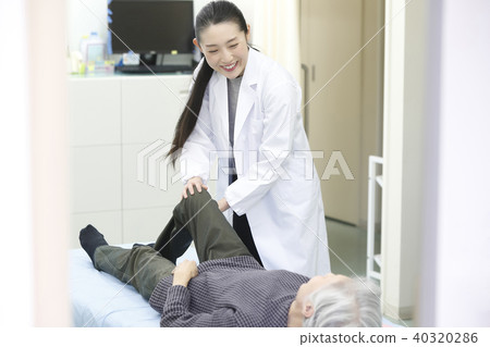 Hospital examination female doctor 40320286