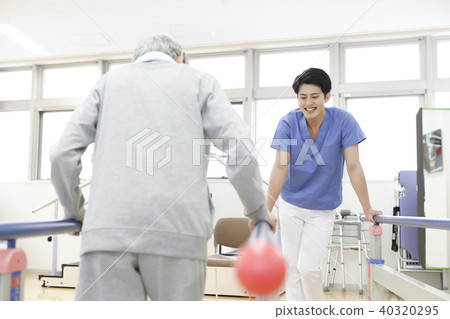 Physio therapist and senior woman 40320295