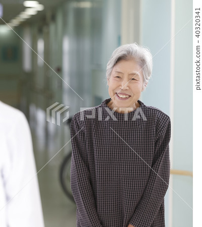 Female doctor and senior woman 40320341