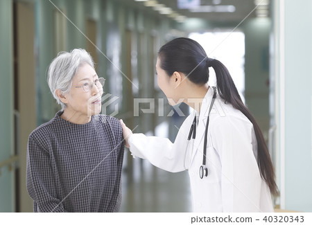 Female doctor and senior woman 40320343