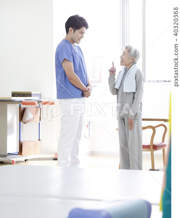 Physio治療師和資深婦女 Physio治療師和資深婦女 40320368
