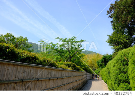 觀光在宜人的藍天下的古城 40322794