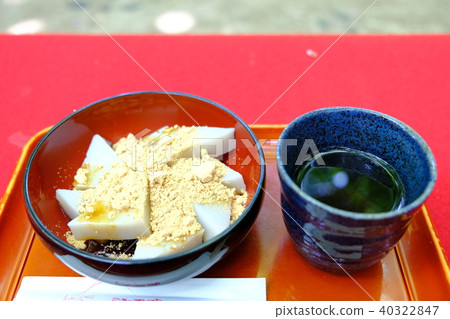 享用美味的蕨菜茶和茶 享用美味的蕨菜茶和茶 40322847