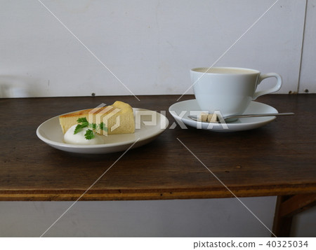 Coffee and dessert 40325034