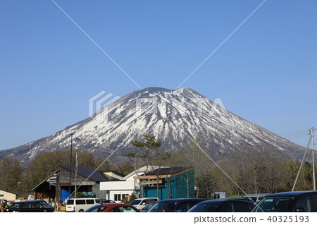 Mt. Yotei seen from the roof of a car from Niseko View Plaza 40325193