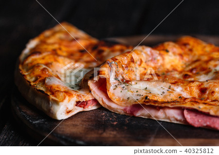 Cutted Calzone - Stuffed Pizza  40325812