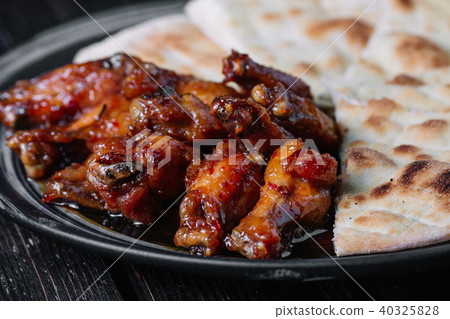 Juicy fried chicken wings with flatbread 40325828